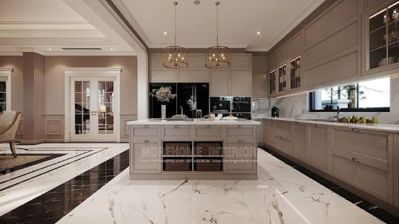Bàn đảo bếp tân cổ điển ốp đá đẹp sang trọng với thiết kế nhiều hộc tủ cùng các ô mở giúp không gian trở nên linh động, tiện nghi. Thiết kế nội thất