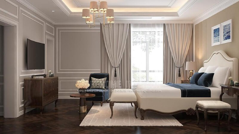Giường bọc nệm trắng kết hợp sắc trầm từ ghế, đôn sofa, kệ tivi gỗ óc chó đã tạo nên bức tranh hài hòa, đẹp, sang trọng trong phòng ngủ master tân cổ điển. Thiết kế nội thất