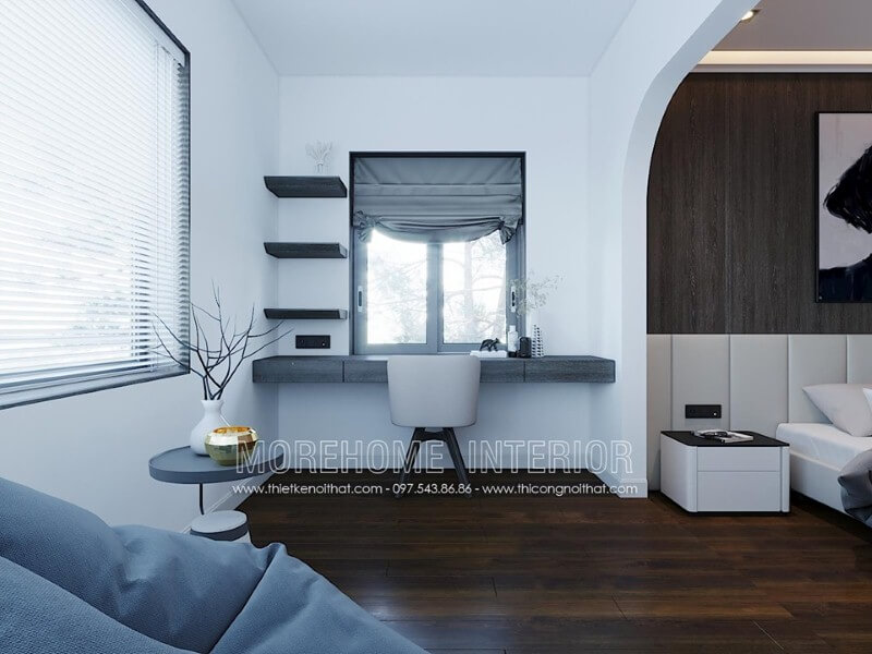 Bàn học gỗ công nghiệp được bố trí cạnh cửa sổ giúp không gian học tập luôn được thông thoáng. Thiết kế nội thất